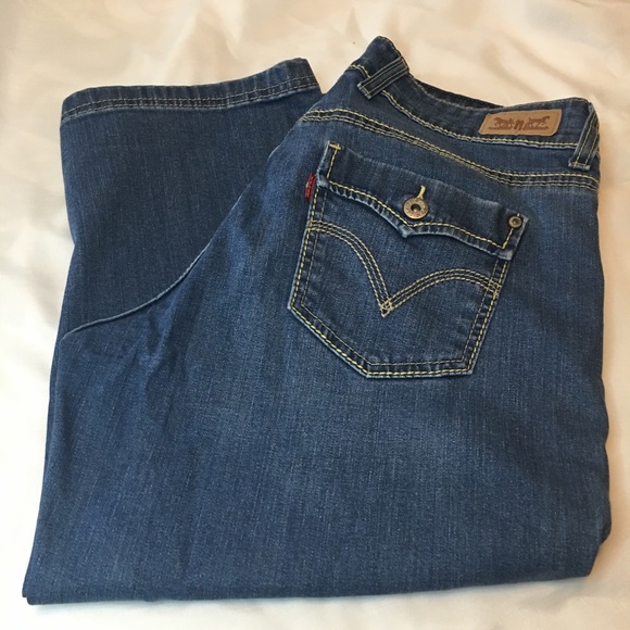 Women’s Levi’s Dark Washed Capris Pants - Picture 7 of 14